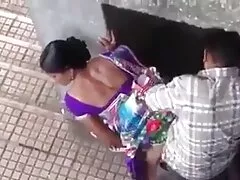 الفتاة المدبوغة الشعور الديك في سكسي فارانسي مؤخرتها